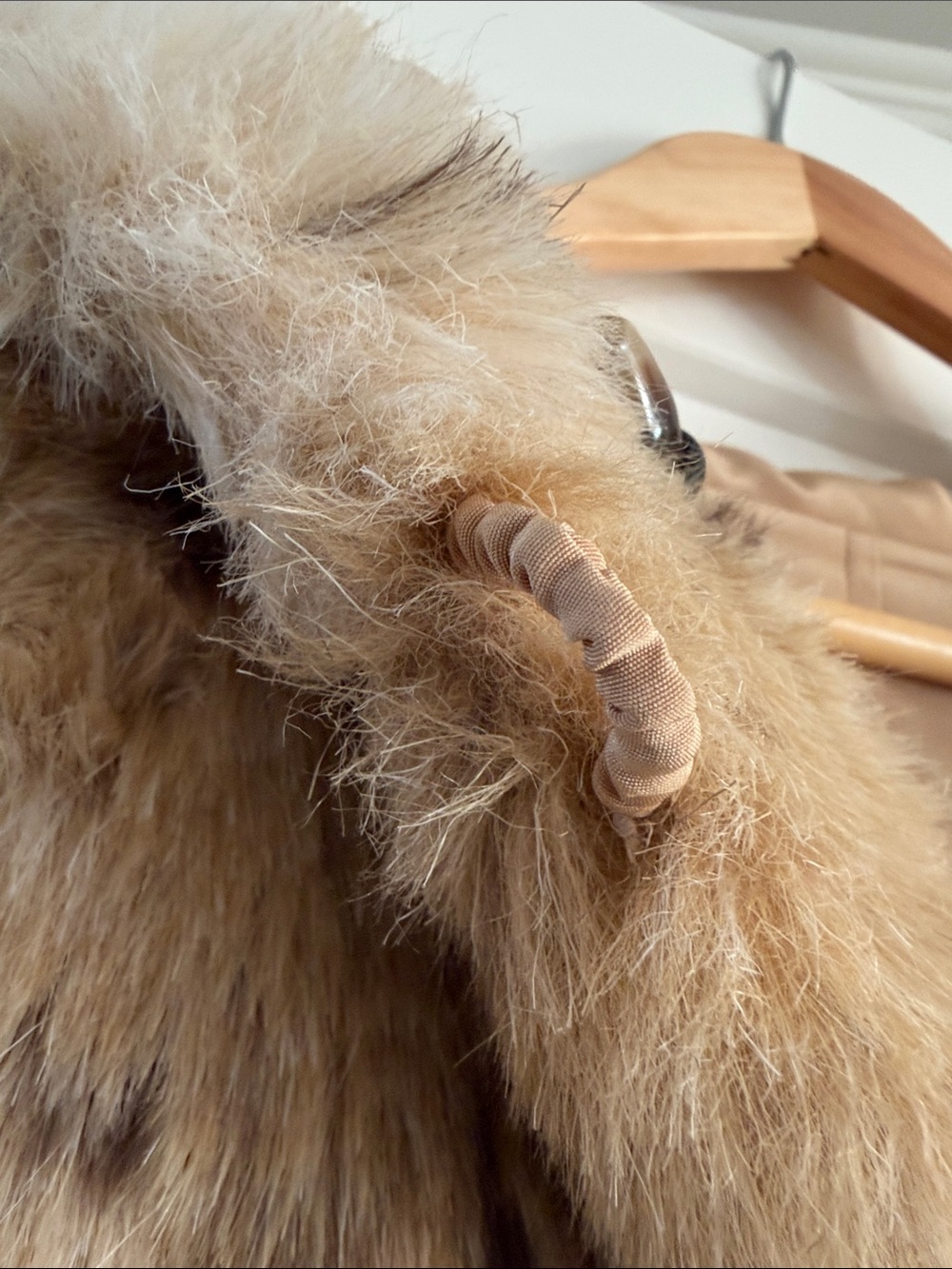 Old money luxury Faux Fur Hooded Coat in Spotted Tan reversible - Picture 4 of 7